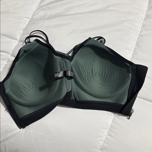 Victoria's Secret Sport Knockout Front Zip Sport Bra
Blue and Green size 34D - Picture 6 of 7